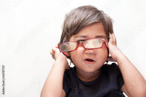 bambino con occhiali