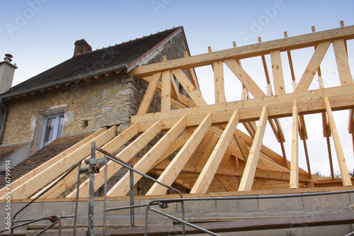 construction of the wooden frame of a roof, charpente en bois