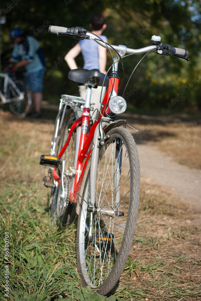 Obraz premium Biking in the countryside: bikers resting on their trip
