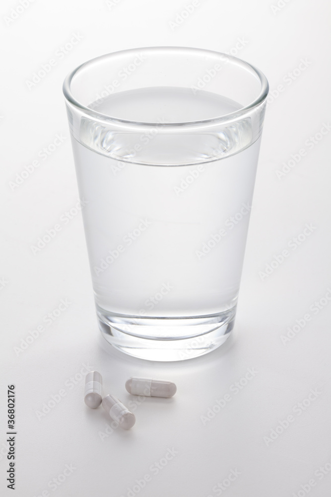 薬と水