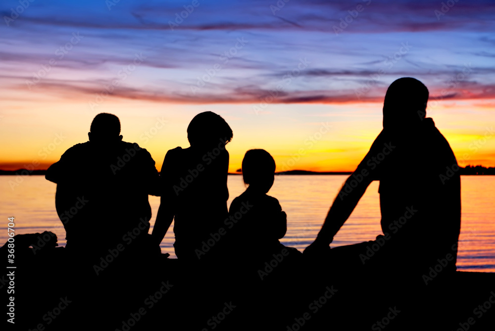 Familie vor Sonnenuntergang