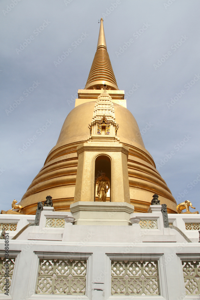 Golden stupa in Wat Bowonniwet Golden stupa in Wat Bowonniwet