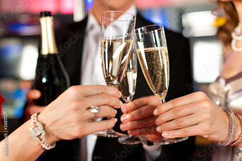 Leute mit Sekt in einer Bar