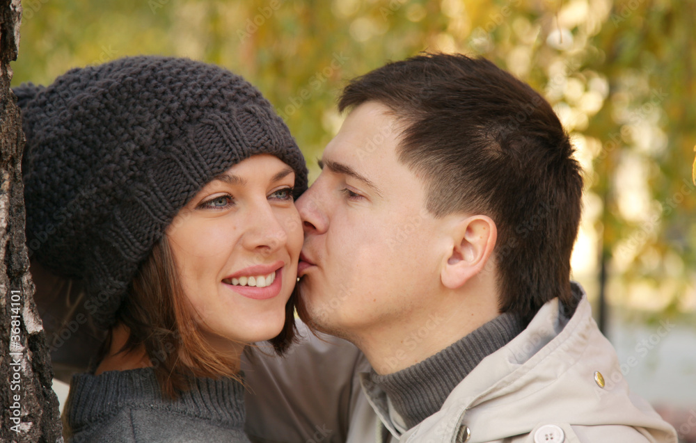 Fototapeta premium Young couple in the autumn park