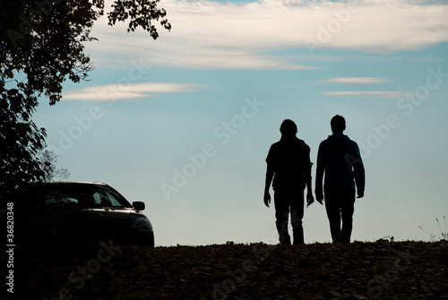 Zwei Männer gehen zu einem Wagen