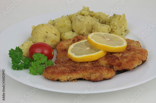 Wiener Schnitzel mit Kartoffeln photo