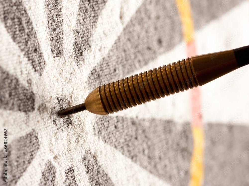 Naklejka premium Darts in bullseye