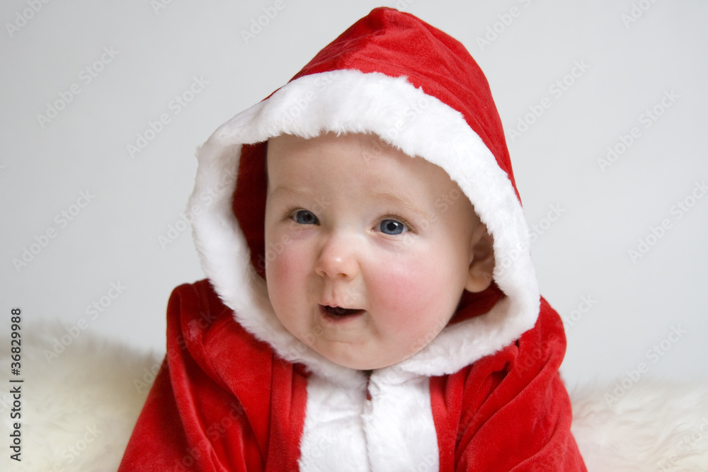 Kleines Kind als Weihnachtsmann verkleidet freut sich auf Weihnachten Kleines Kind als Weihnachtsmann verkleidet freut sich auf Weihnachten