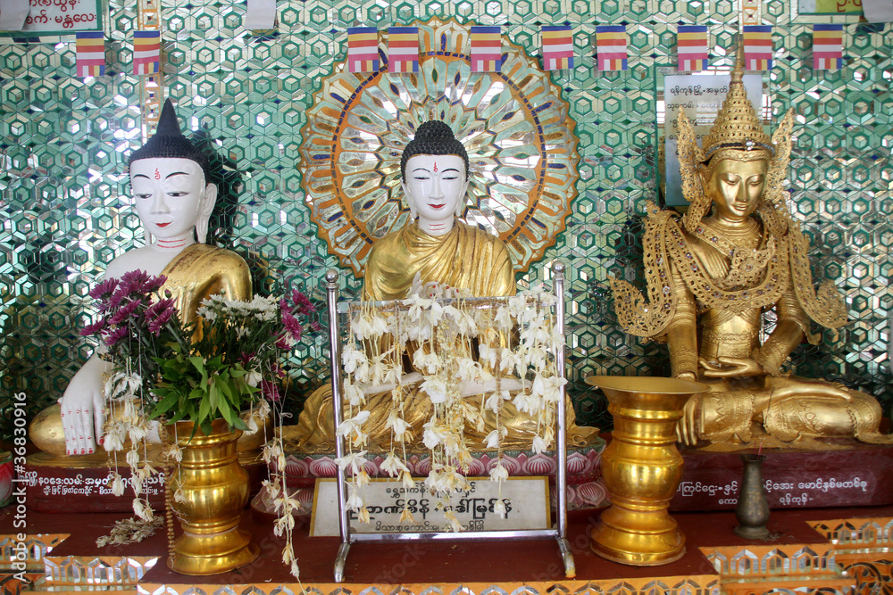 Buddhas and vases