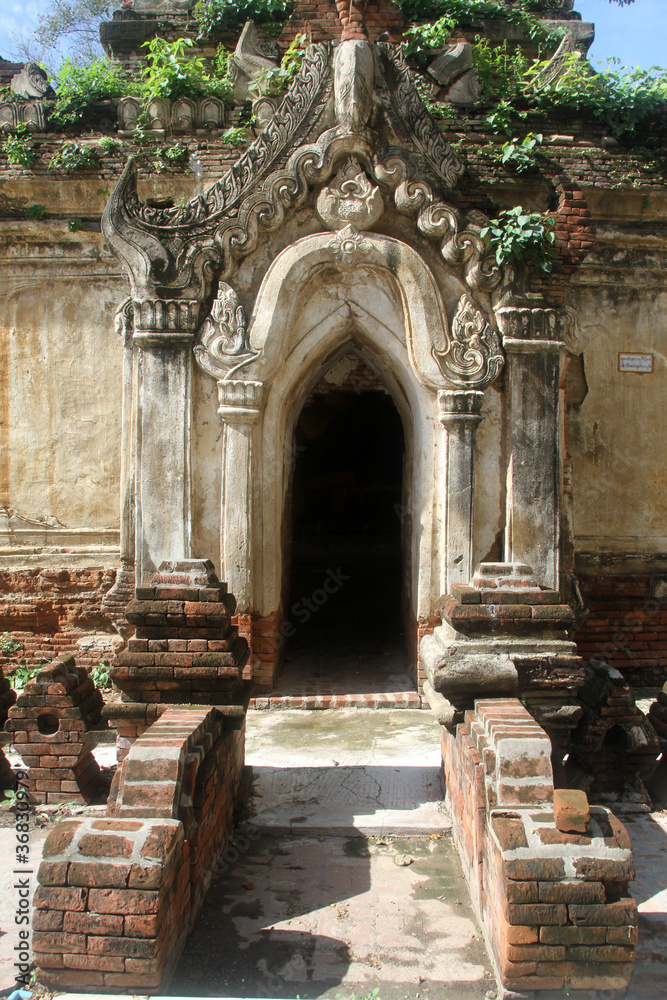 Naklejka premium Door of brick stupa
