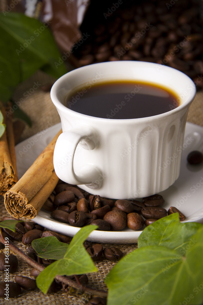 taza de café con canela y granos tostados taza de café con canela y granos tostados