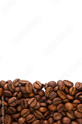granos de café con fondo blanco