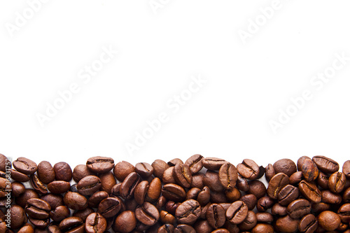 granos de café con fondo blanco