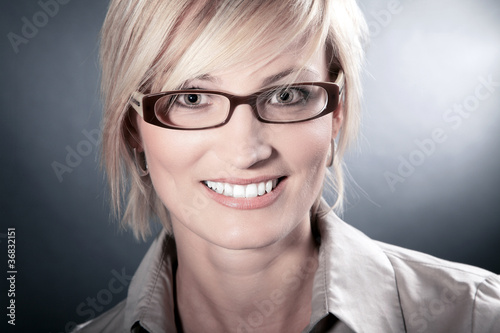 Model Frau Gesicht mit Brille Nahaufnahme