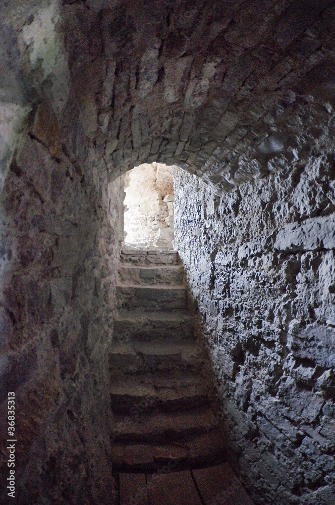 Obraz premium stone corridors in the ruins of an ancient castle