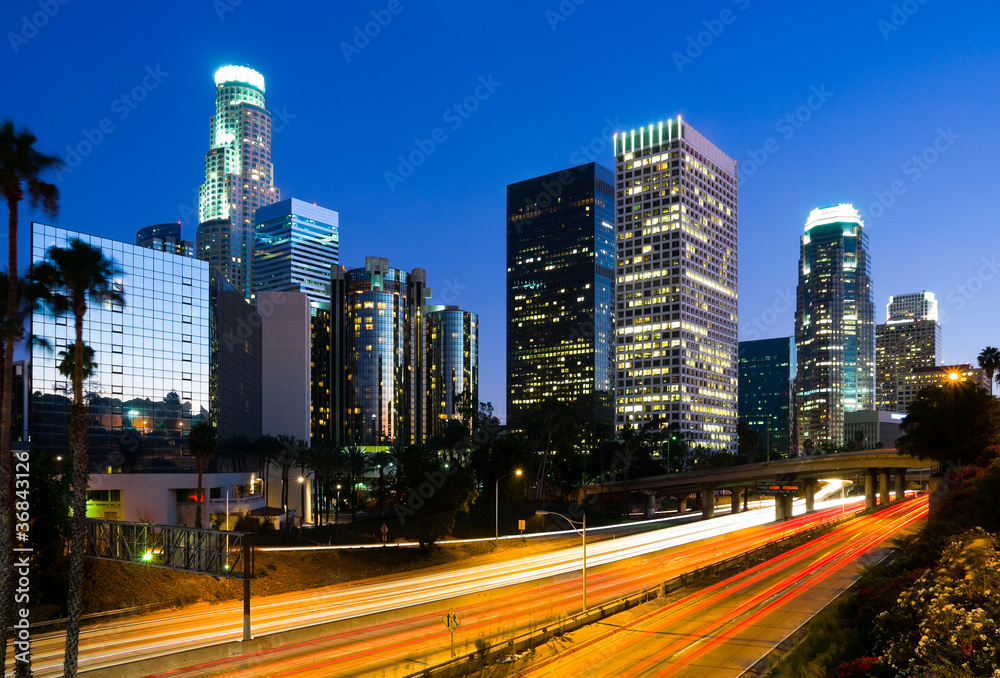 Fototapeta premium Centrum Los Angeles w nocy