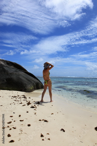 Φωτογραφία femme debout sur plage des seychelles