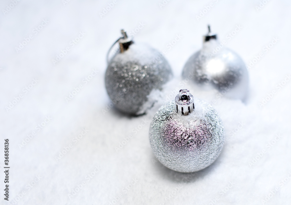 neige recouvrant des boules de Noël blanc neige recouvrant des boules de Noël blanc