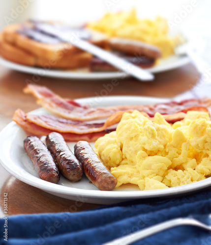 sausage links with scrambled eggs and bacon