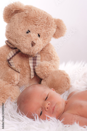 bébé et ours en peluche © Magalice
