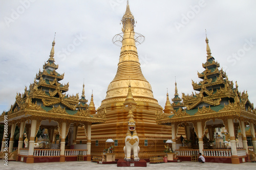 Golden stupa © Valery Shanin