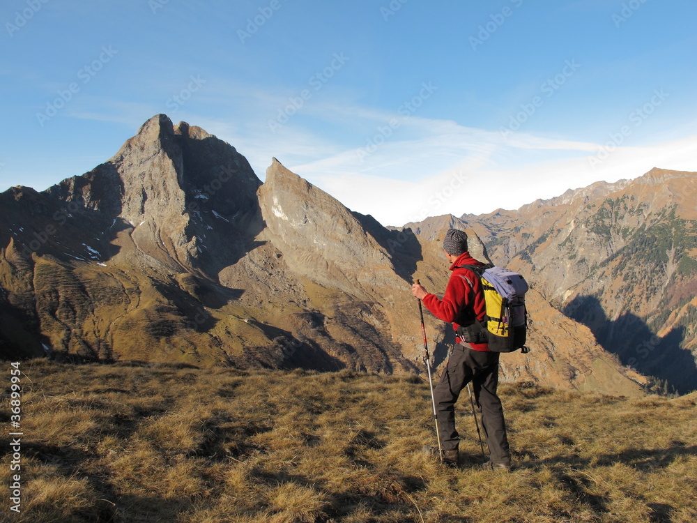 Wanderer im Hochgebirge vor steilen Berggipfeln