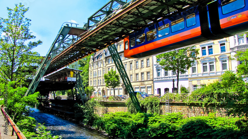 Wuppertaler Schwebebahn am Landgericht