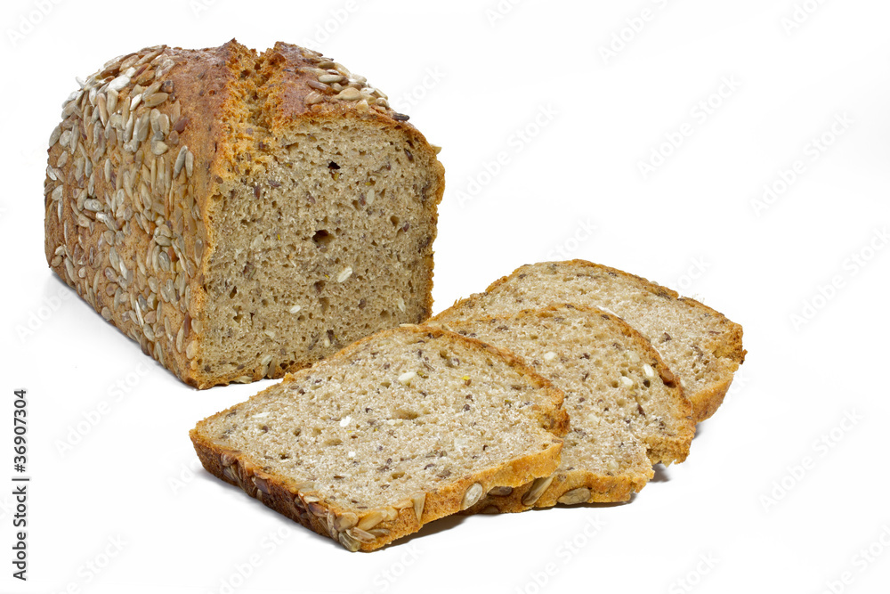 Frisches Sonnenblumenbrot auf weißem Hintergrund Frisches Sonnenblumenbrot auf weißem Hintergrund