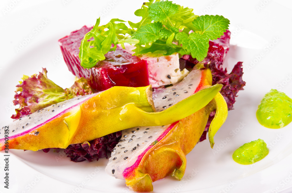 Rote Bete-Meerrettich Terrine mit Avocadocreme und Pitaya Stock Photo ...
