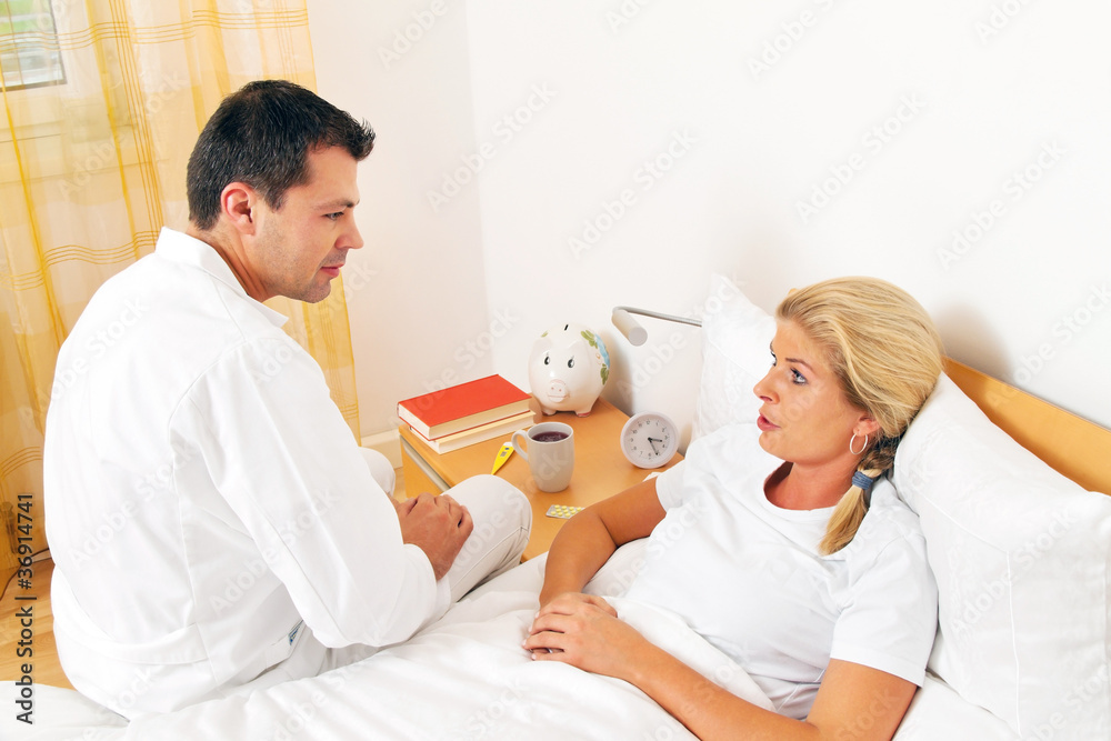 Fototapeta premium Arzt bei Hausbesuch. Untersucht kranke Frau.