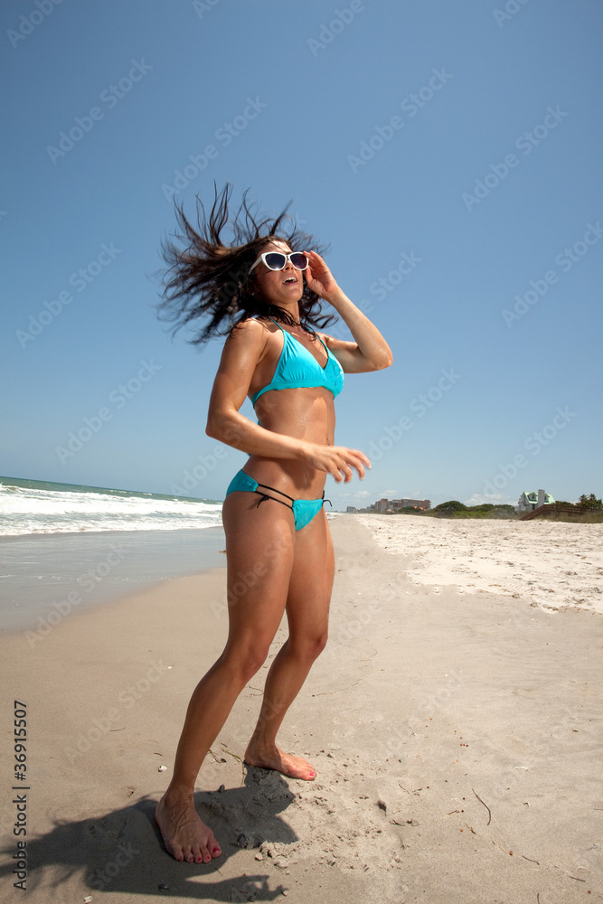 Naklejka premium Young Brunette Woman posing at the beach