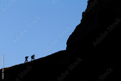 Alpinistes qui montent