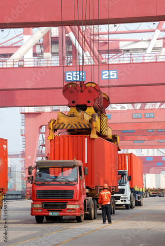 Truck loading and unloading cargo container