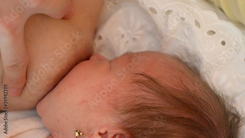 bébé tétant le sein de sa maman