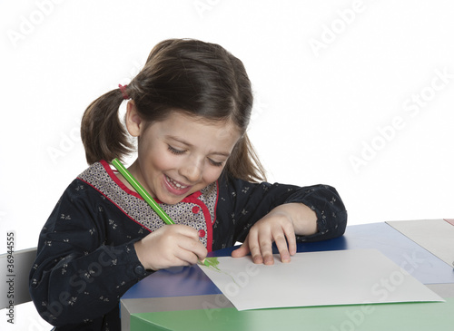bambina che disegna photo