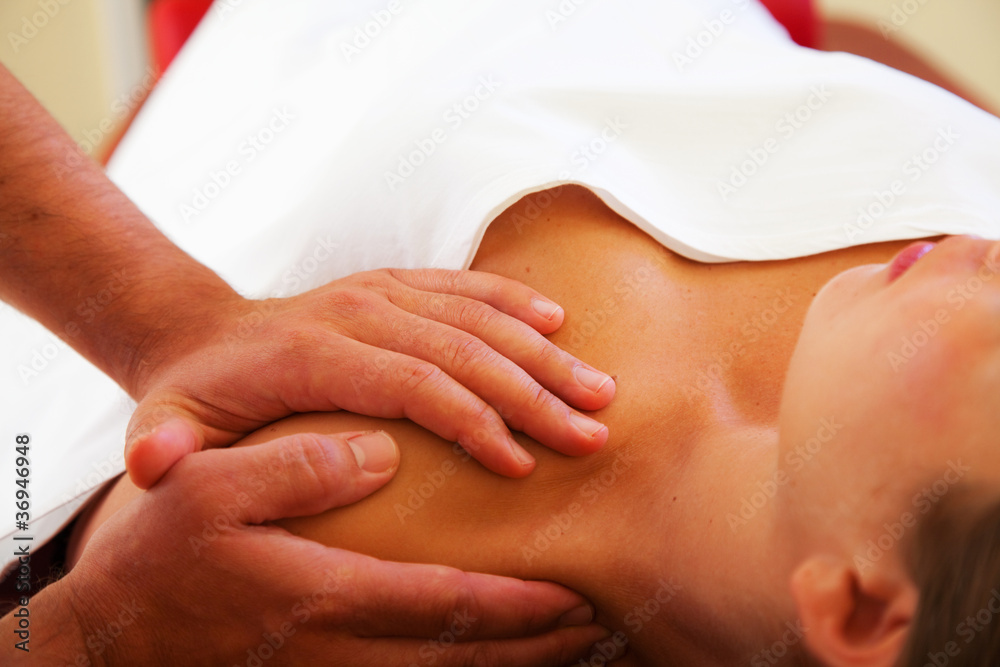 Schultermassage einer attraktiven Frau Schultermassage einer attraktiven Frau