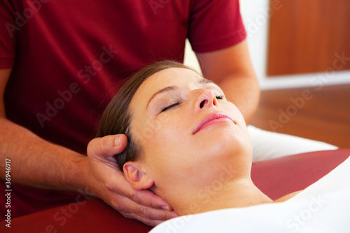 Entspannte Nacken- und Kopfmassage einer schönen Frau photo