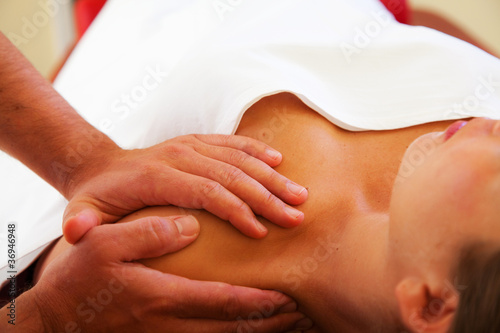Schultermassage einer attraktiven Frau