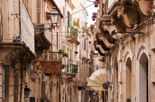 Rue et maisons anciennes de la vieille ville de Syracuse - Sicile, Italie #36948557