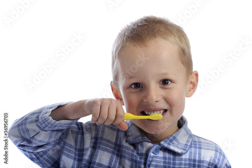 little boy cleaning his teeth