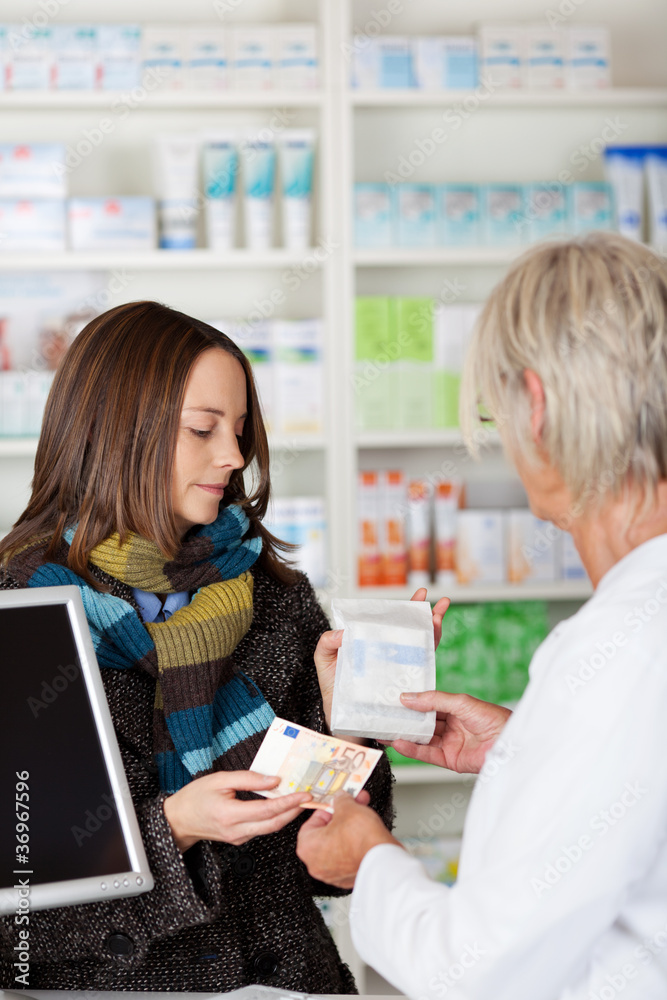 kundin zahlt 50 euro in der apotheke kundin zahlt 50 euro in der apotheke