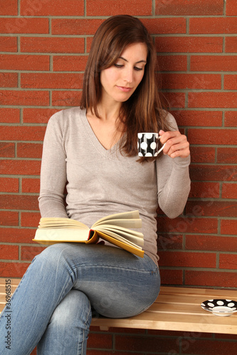 Frau trinkt Kaffee photo