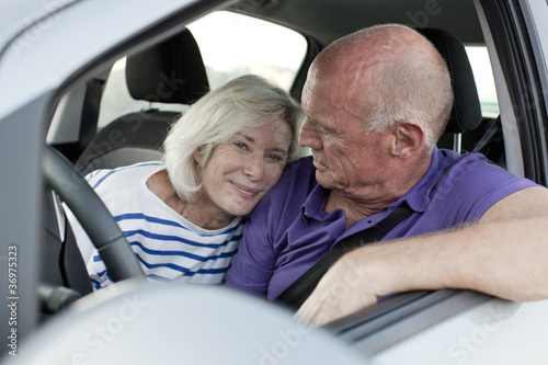 retired couple in a car © STUDIO GRAND WEB