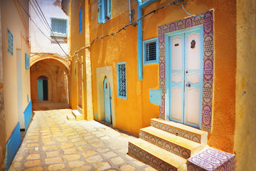 Fotobehang Tunesië Arabische straat met witte muren  © adisa