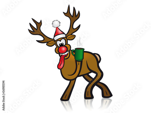 Rentier mit Weihnachtsmannmütze, das Glühwein trinkt © snyGGG
