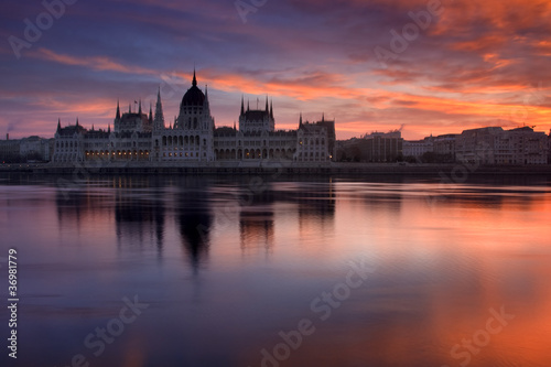 Canvas Print Budapest parliament on sunrise