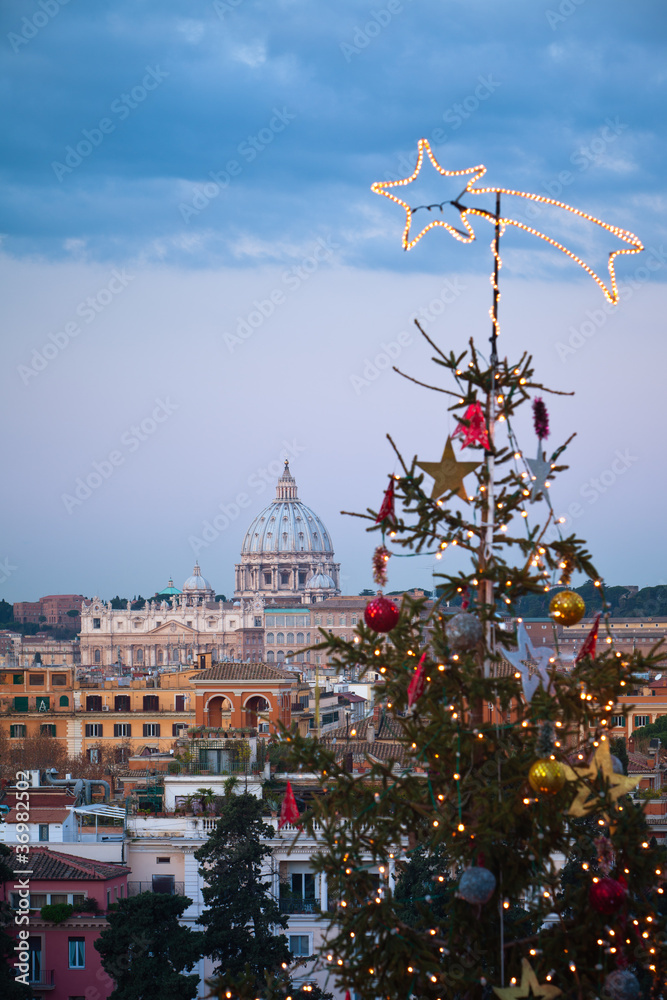 Obraz premium albero di natale e basilica di san pietro