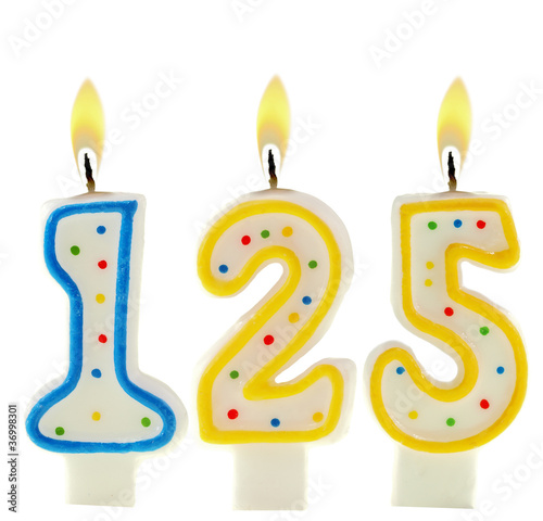 Nummer 125 angezündete Geburtstagkerzen