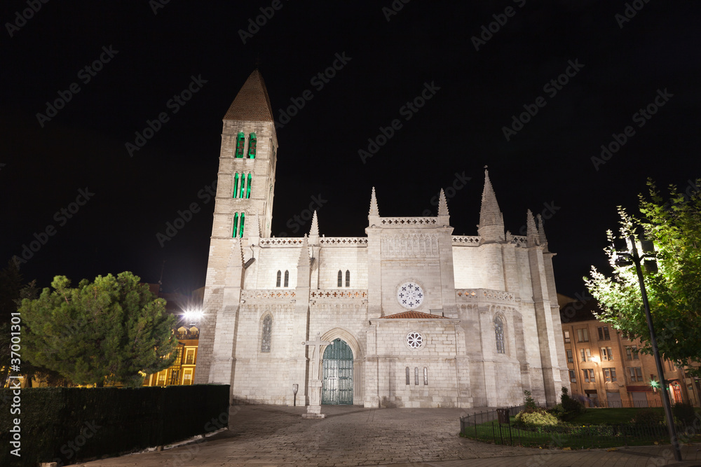 Iglesia de La Antigua en Valladolid, por la noche