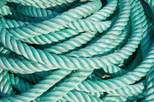 Fotografía Nylon rope at a ship in the harbor